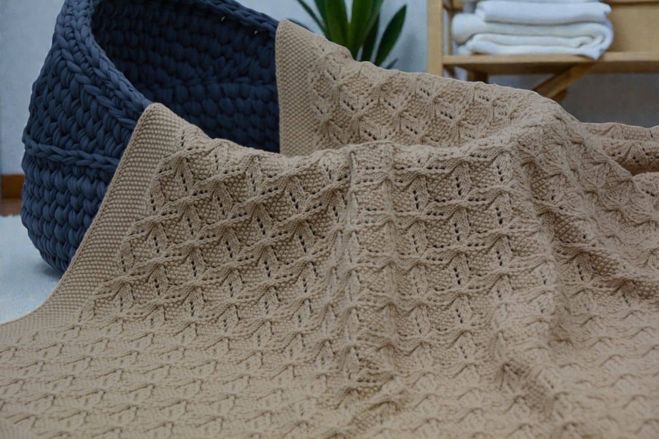 Pildil on Pallas Design kootud beebitekk punutud korvis